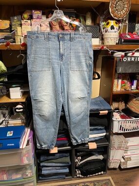 #230 size 18R torrid NWT Light weight super soft mid rise, jogger jeans